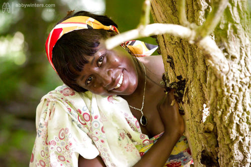 Ältere schwarz Frau Lewa immer Nackt in Wald für Nackt Modellierung Debüt